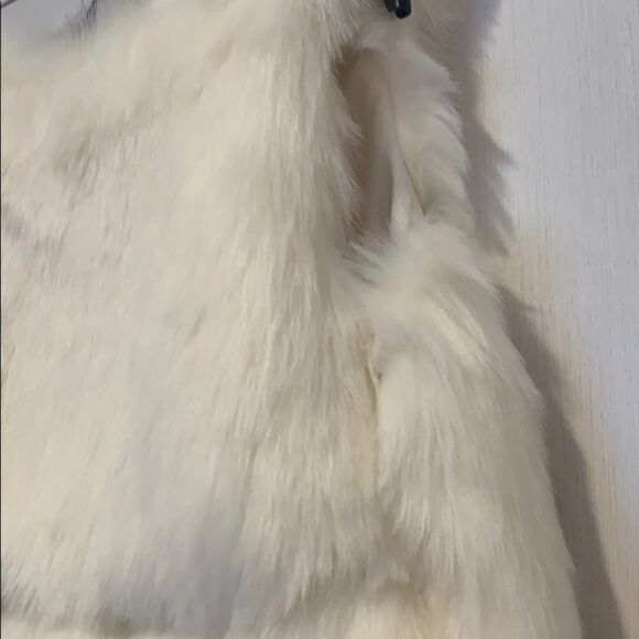 💕Last deal 💕White faux fur Vest - Picture 9 of 10